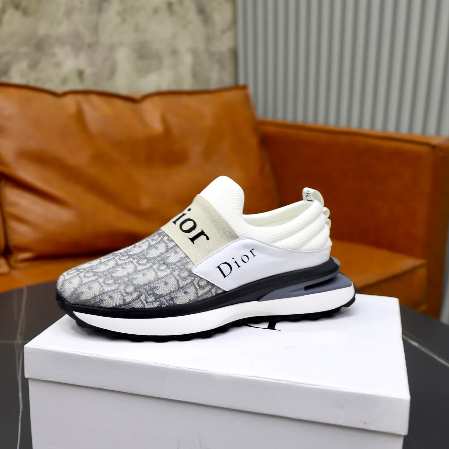 Ex-factory price: 462💰🙅‍♂️🙅‍♂️🙅‍♂️ Brand: Dior DIOR Standard code: 38-44 (45 customized) Grade: Same as the official website Material: Original leather splicing brand cloth Comfortable and breathable lining Lightweight and wear-resistant sports outsole Style category: Men's fashionable casual shoes Running sneakers Distinguished luxury brand elements Top luxury Color: actual picture color